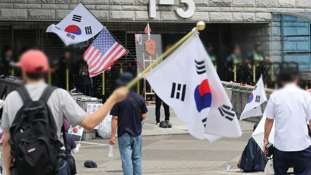[속보] 경찰 "잠실 시위, 사회적 해결책 마련돼야...불법은 대응"

경찰이 잠실 개표소 봉쇄 시위가 장기화하는 것에 대해 사회적 해결책이 마