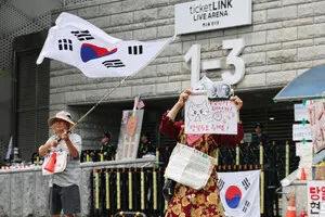 잠실 시위 장기화…경찰청장 직대 "투표함 이송, 사회적 합의 있어야"

유재성 경찰청장 직무대행은 일명 ‘잠실 개표소 봉쇄 시위’ 현장에서 벌어