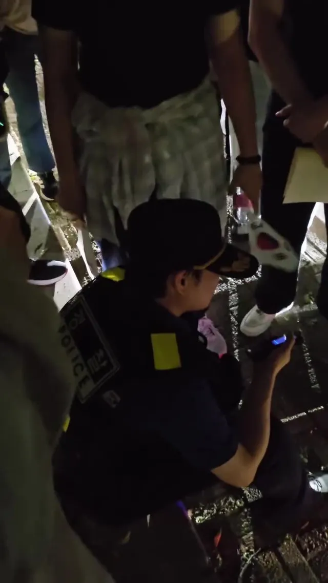 과장님께서 무전하시는데 응답이 안 오네요
가짜 경찰이라 그런가?

경찰 사칭