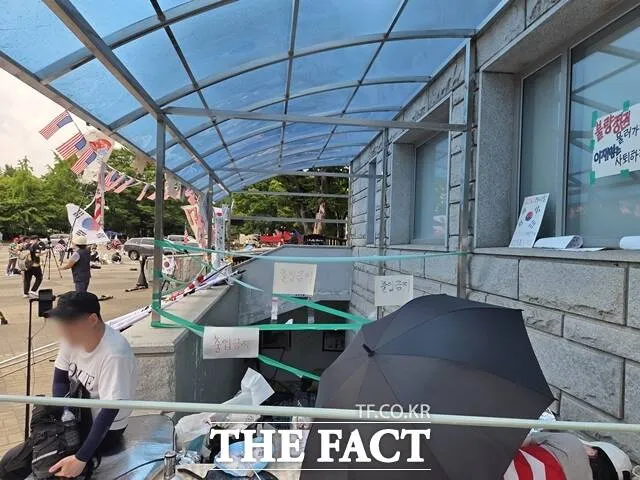 "버텨야" "다음 단계로"…개표소 봉쇄 장기화에 시위대도 제각각

경찰 출입 지원하는데…현장 고려 신중 판단1-3 출입구 지하 통로 입구는 청테