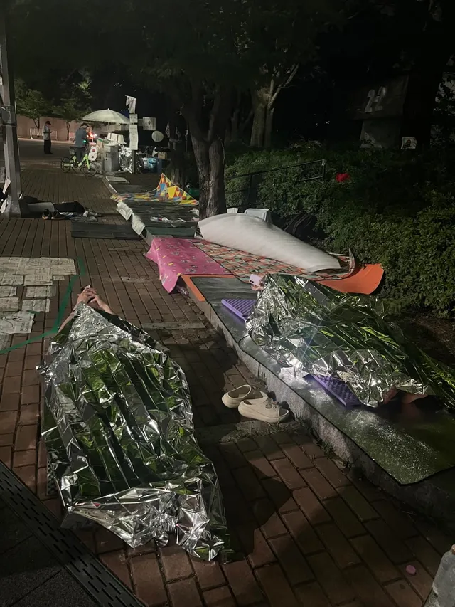 올공에서 노숙하시는분들 진짜 리스펙합니드.. 
너무졸려 2시간 은박지 이불 체험 해봣는디 .. 
나름따뜻…? 없는거보다 낫다는 뜻….
너무너무 
