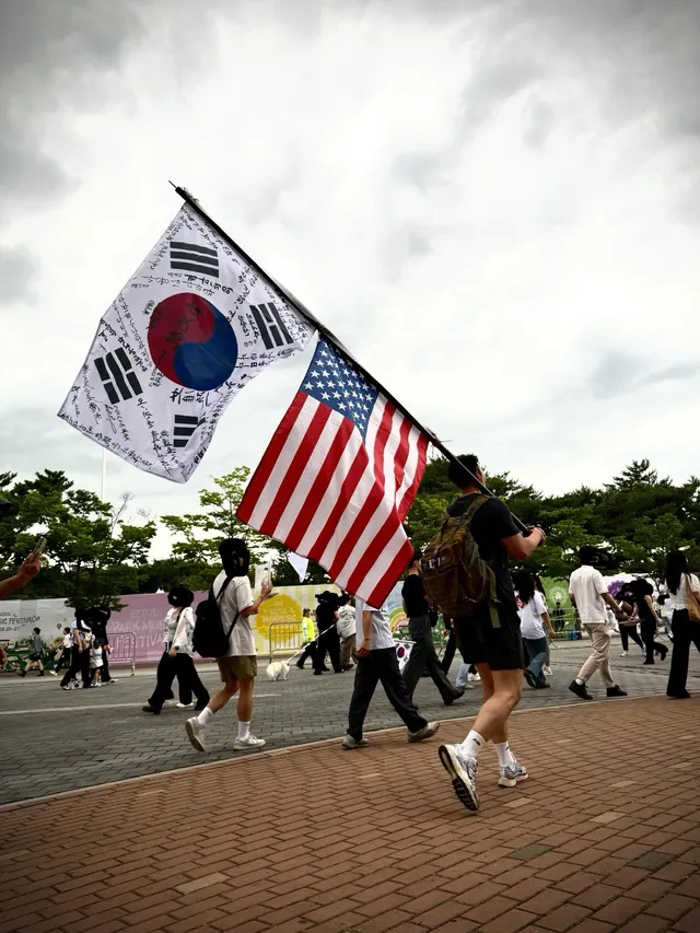 누구하나 폭동 일으키는 사람없고 
이곳만큼 평화롭고 질서정연한 집회가 어딧슈!!

 ’재선거‘글씨 쓰여진 빨간부채 뿌리길래 받았는데
어떤 아주머