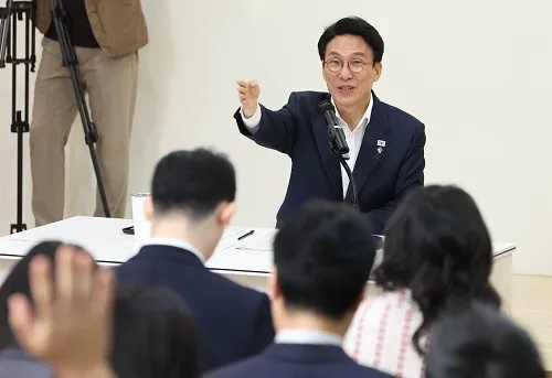 李대통령 '선관위 원포인트 개헌' 언급에 與 "국민 눈높이 반영 취지"

이재명 대통령의 선관위 관련 ‘원포인트 개헌’ 언급과 관련해 한병도 더