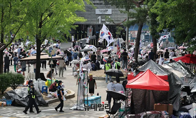 18일째 이어진 잠실개표소 집회 … 무더위 속 장기화 대비

투표용지 부족 사태로 촉발된 올림픽공원 집회가 18일째를 맞았다. 무더위로 참가 인