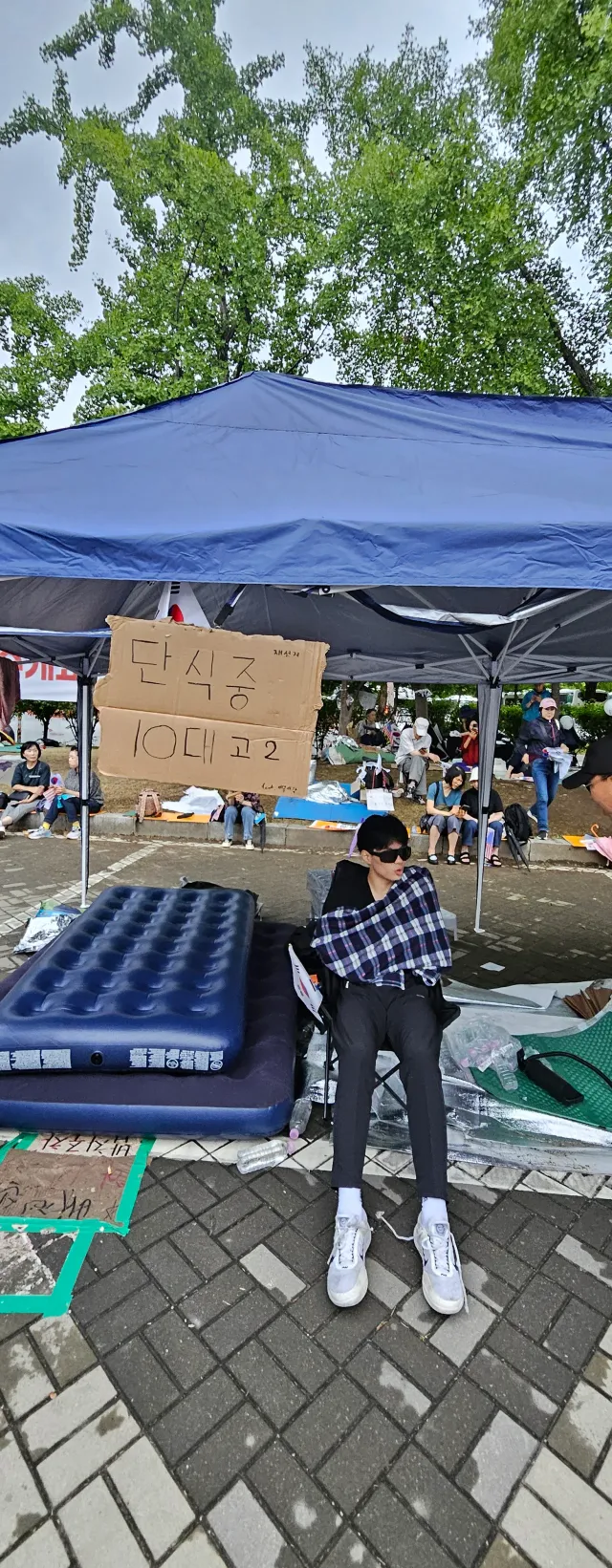 댁들은 안녕하십니까?? ㅡ10ㅡ

오늘 지금, 08시 올공 1ㅡ3 광장 모습입니다.

1. 고등 2학년 학생이 단식 중입니다. 저 학생의 부모님