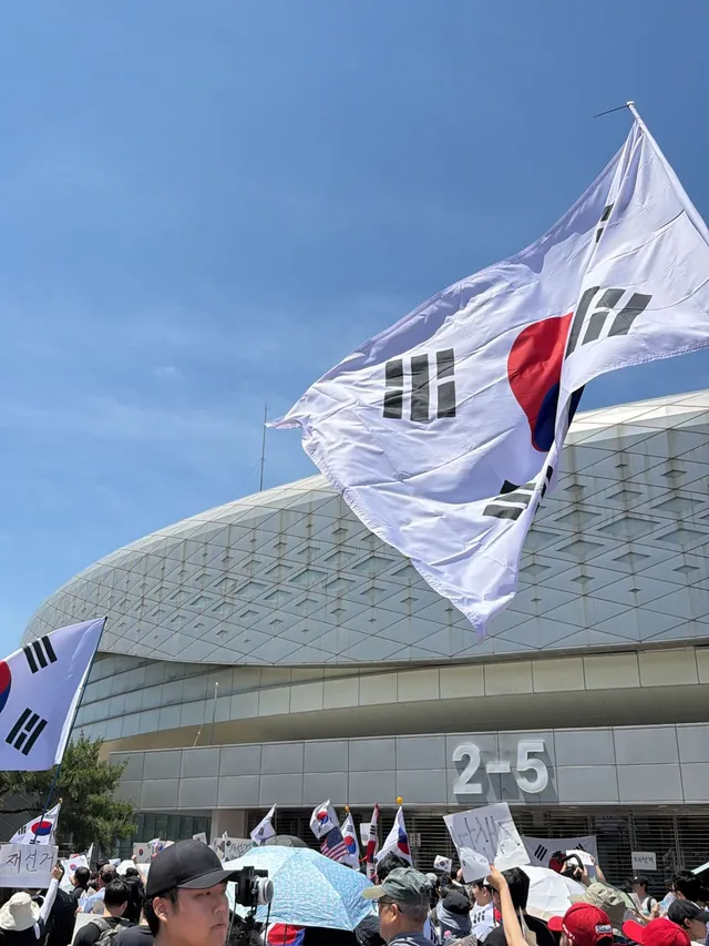 앞서 나서본 적 없던 내가, 아프단 핑계로
이번에도 나서지 않으면
내 자신이 떳떳치 못해 거리에 나왔다
애국가를 부르며 울컥해 눈물도 흘렸다
나