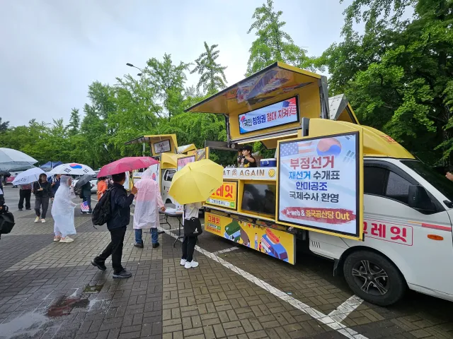 내일 올공 1-2게이트에서 닭꼬치 푸드트럭 간다!🍢

원래 시작은 11시 30분인데,
상황에따라 10~20분 정도 일찍 시작할 수도 있어!

