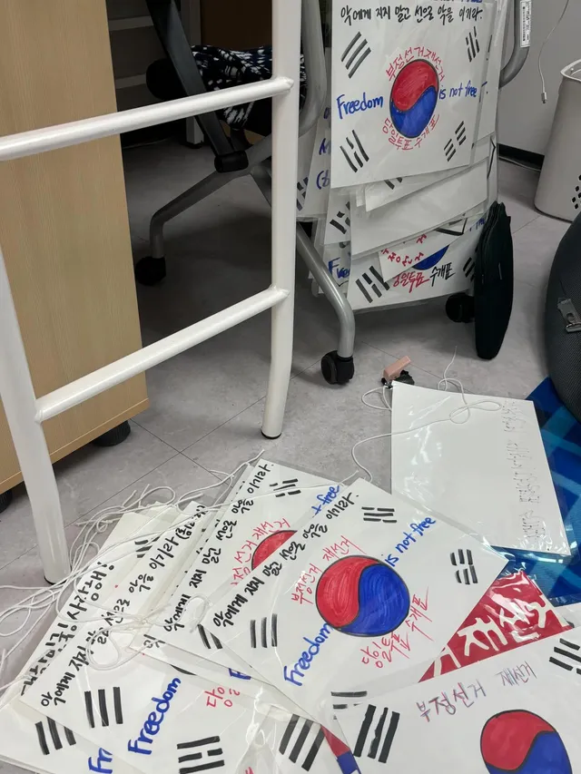 어젯밤부터 친구랑 코팅 + 끈 달기 수작업중 😆
피켓 50여장 들고 올공 출발합니당~