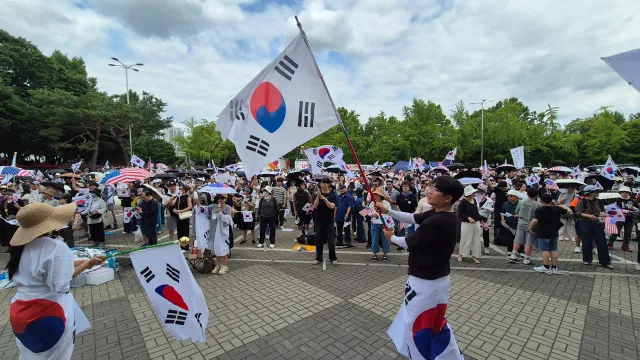 저희 부모님은 한평생을
전라도 전주에서 살아오셨습니다.

어제, 올림픽공원에 서 있는데
아버지 전화가 왔습니다.

"너 서울 뭐 하러 다녀왔냐.