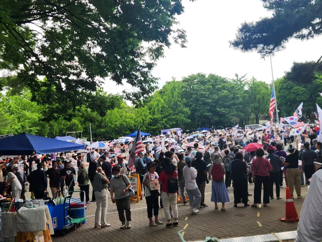 3시간전이에요
평일인데 사람이 많아요
🥹💪🇰🇷🇰🇷🇰🇷
소나기가 와서 좀 젖었지만
그게 대수랍니까 
자유민주주의 대한민국 지켜야죠!