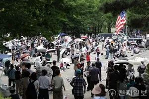[잠실 참정권 집회] 올공 시민들, 경찰 경고에… "또 끌려나가도 막을 ...

[천지일보=홍보영 기자] “공권력을 이길 수는 없죠. 그래도 몸