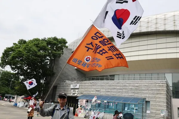 개표 파장 확산···소청 690건·잠실 봉쇄·충주 재검표

6·3 전국동시지방선거 투표용지 부족 사태의 후폭풍이 선거 후 3주가 지난 지금도 거