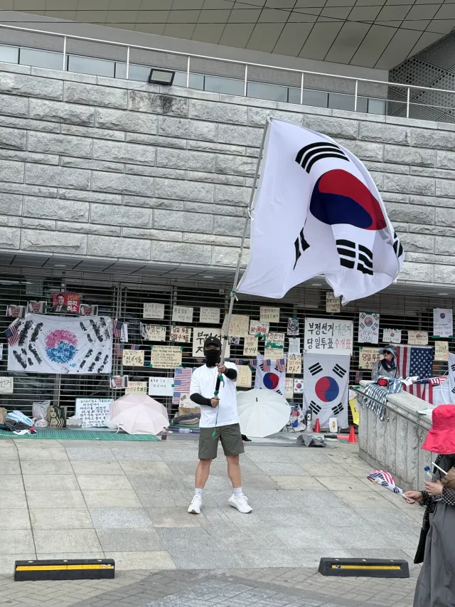 맘같아선 태극기 계속 흔들고 싶지만  다시 포항으로 갑니다.
 자유를 지켜주고 계신 모든 분들께 감사드립니다.
올공 멸공!