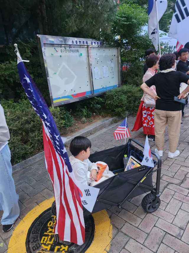 우리 가족 완전체 출동🇺🇲🇰🇷👍
날씨가 조금 추워, 감기 걸릴까 걱정이지만ㅜ
오늘도 열심히 외치다 가겠습니다.
대구는 평일에도 여전히 