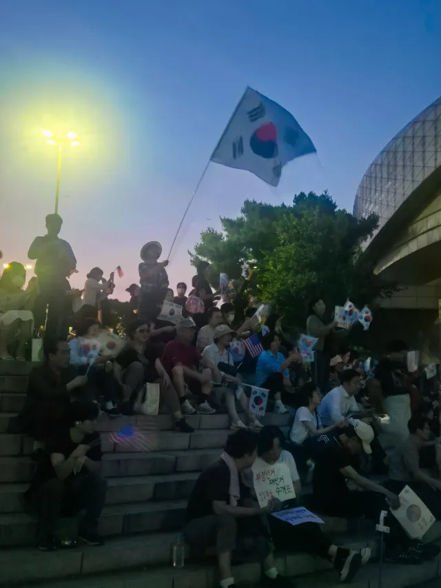 잠실에서 태극기를 흔든다고 
세상이 바뀌겠어요?

라고 말하는 분들이 있습니다.

그 마음도 이해합니다.
쉽지만은 않은 상황이라는 걸.

하지만