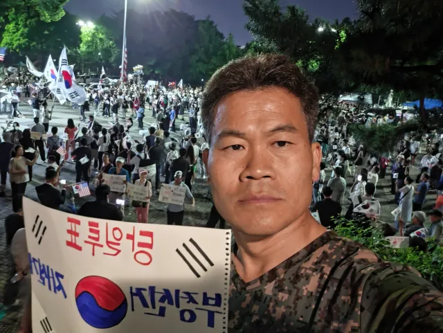 전한길입니다.
25억 빚에 허덕일때 하나님께 이 빚만 다갚으면 죽어도 좋다고 했던 그때의 약속 잊지않고 있다가 비상계엄 직후 갑자기 내란이라고 