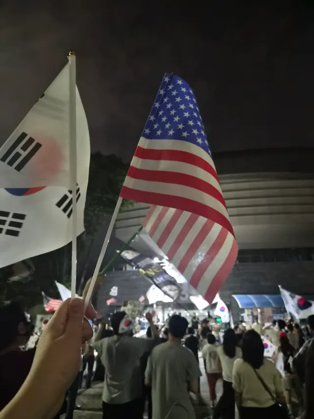 화가 치밀어서 외치고
다음세대 걱정에 더 크게 외치고
태극기 성조기 열심히 흔들고 왔어
다들 지치지말자!
자유대한민국 만세!
.
.
.
우파친구