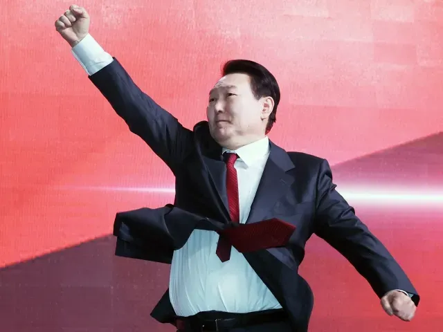 이란 전쟁 때문에 환율이 1550원이면

러우 전쟁 때 환율 1400원으로 막은 석열이형은 신이냐?