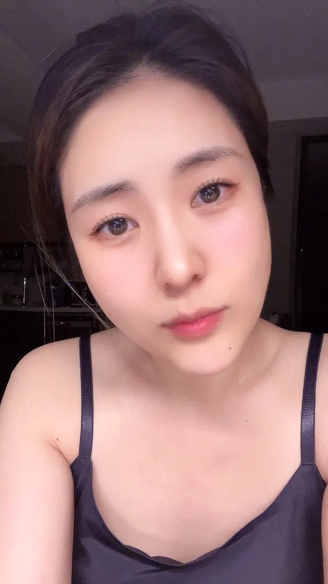 적나라한 셀카 투척! 일 마치고 씻고나서 쌩얼에 아이폰 후면 카메라로 찍어봤는데 확실히 못생겼다 으으 슬슬 내 얼굴에도 세월이 느껴지네 평생 손