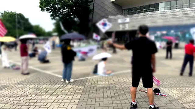 "잠실 집회, 사회적 합의 필요"...경찰, 충돌 우려에 '신중'

경찰이 3주 차에 접어든 잠실 개표소 봉쇄 사태를 해결하기 위해 사회적 합의