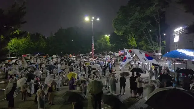 6.22 저녁 9시 반 올공 현장
지난 주 방문보다 좀더 체계적이고 
원래의 색깔로 돌아온 듯한 모습이다.

같은 월요일임에도 인파가
체감상 2