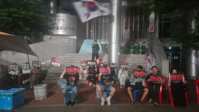 대구 집회는 야간도 즐겁다!

새벽 - 출근시간에 모여주실 종강한 대학생분들이 많이 필요합니다!

저녁 행진도 중요하지만
새벽과 아침 출근시간에