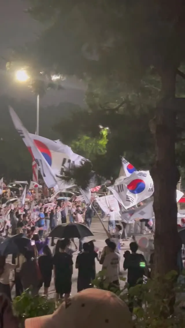 비 추적추적 내렸는데 다들 건강 챙기시면서 하시길…
저녁이라 어두워서 잘 안 보일 때 조용히 갔다가, 잠깐 자리 지키고 조용히 사라진 극내향인입