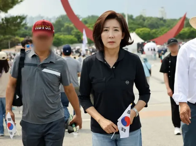 나경원 의원이 잠실 올림픽공원에서 자취를 감췄습니다.

자신의 남편이 현직 강원도 선관위 위원장이라는 사실이 언론에 알려지자 전략을 바꾼 것으로