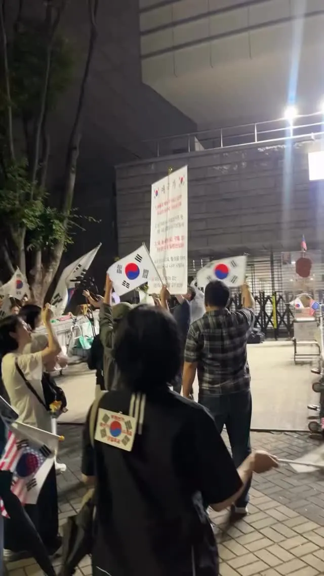정치 얘기는 하는 게 아니라는 말은
어디서부터 시작된 거지?
왜 한번도 이 말에 질문을 던질 생각도 안했을까

우리가 정치에 무관심해질 때
가장