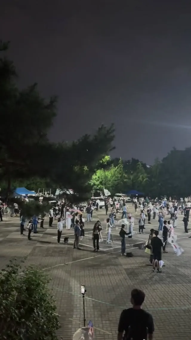 오늘도 평화롭고 질서있게 
시민들의 목소리를 내는 중