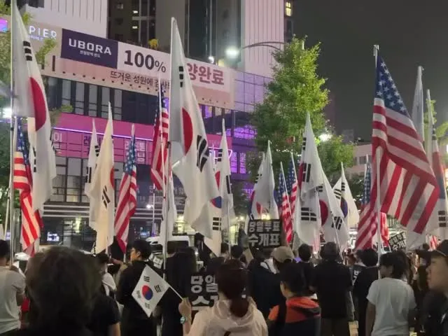 대구에서도 매일 많은 분들이 목소리를 내고 계십니다.

많은 양은 아니지만, 새벽에도 자리를 지켜주시는 분들께 조금이나마 힘이 되고 싶어 과자와