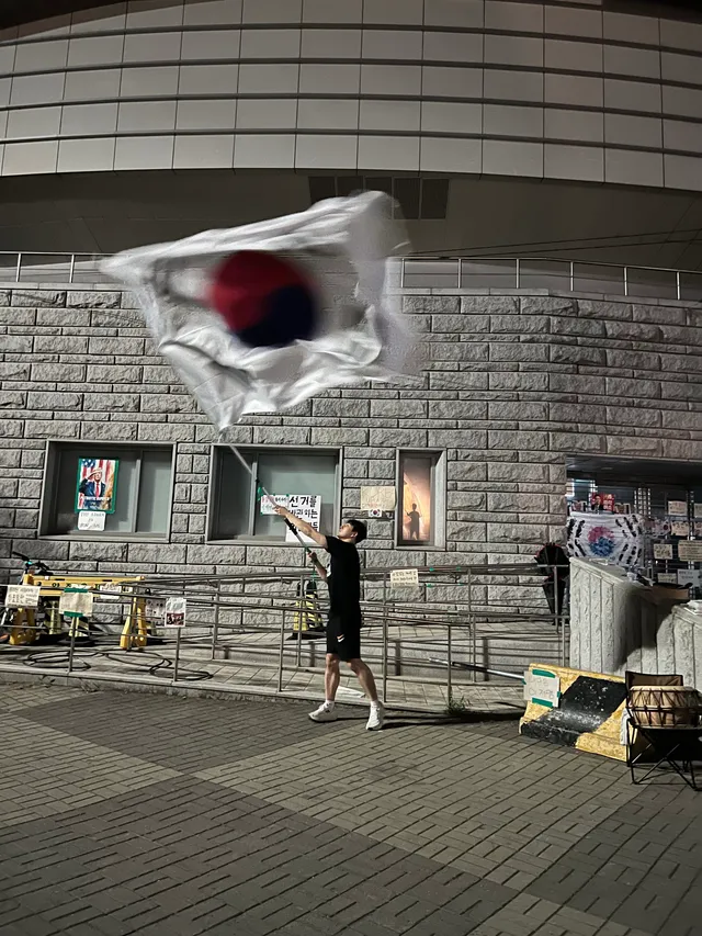 대한의 건아 여러분!
저희처럼 대형 태극기를 흔들고 있는 분들을 보시면 잠시라도 괜찮으니 “교대가 필요하신가요?” 하고 한마디 물어봐 주시길 부