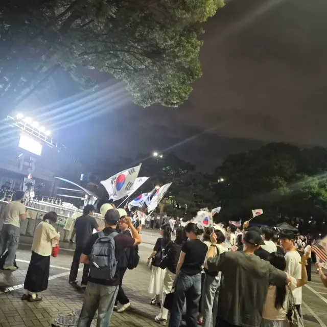 완전 중도인 친구가 있다.

이번 투표용지 사태를 보고
친구도 정말 많이 분노했다.

그래서 “한 번은 직접 가보고 싶다”고 했다.
그만큼 이 