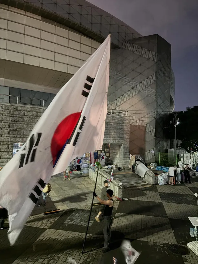 6월 22일 방문 14일차

비가 내리니
사람들이 서로 우비를 나누고 우산을 씌워줍니다
전 이 얘기를 참 좋아합니다
