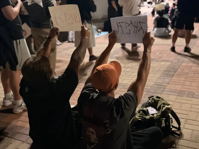 .
이른 새벽에 눈을 뜨고
회사에서 일하고
퇴근 후에는 아이와 시간을 보내고
아이가 잠들면 개인운동을 마치고 씻고 밥을 챙겨
새벽이 되어서 자유