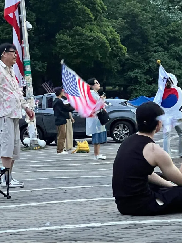 현재 올림픽공원 핸드볼경기장 광장에
있는것을 목격했다고 하셨습니다.
혹시 모를 논란/분란 생기지않게 
지금 계신분들은 조심하시기 바라겠습니다.