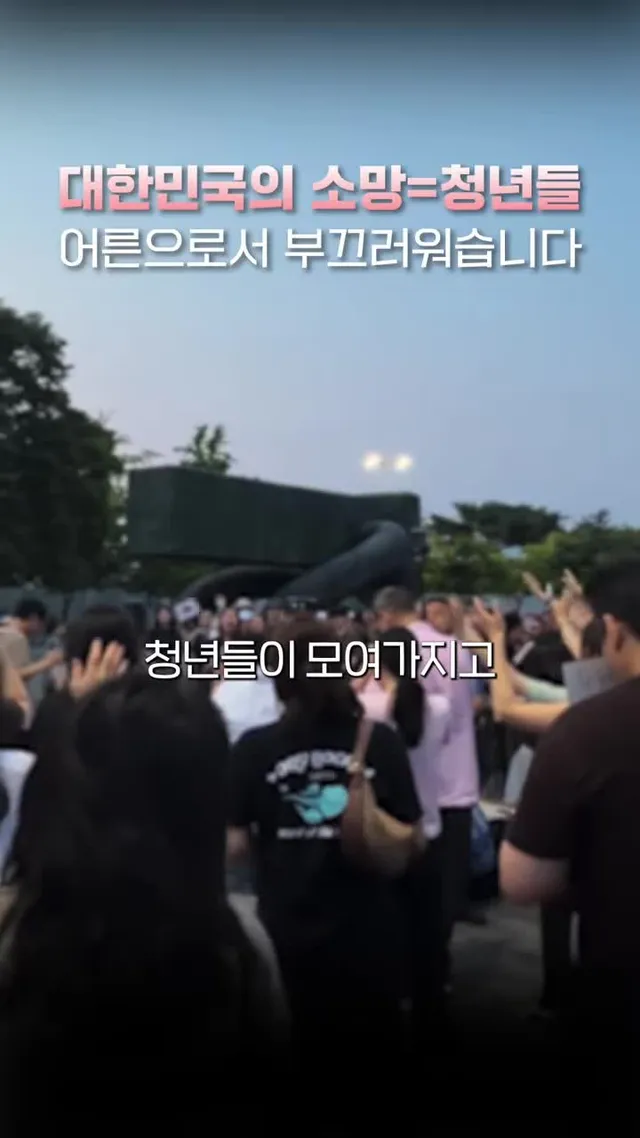목사인 제가 부끄러웠습니다. 직장이 끝나자마자 달려와 한 시간 반 동안 목이 터져라 찬양하던 한 청년. 당연히 목회자일 거라 생각했지만, 그는 