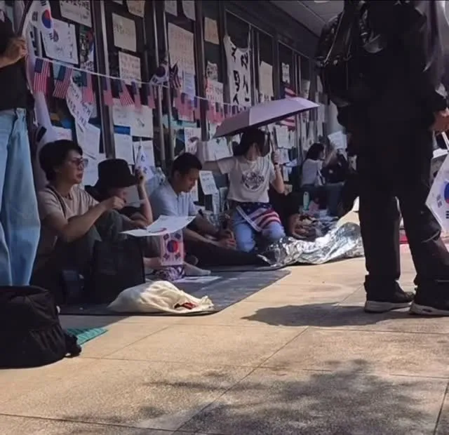 저는 그자리에 있었습니다. 자유와혁신 미정갤 두세명 빼고 주변 모든 시민이 동의하고 합의한걸 깽판치고 억지부리고 발언 방해하고... 그게 그여자
