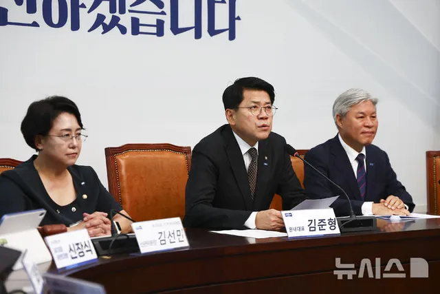 조국혁신당 김준형 "李지지율 흔들려…동지들 허탈해한다는 엄중 경고"

[서울=뉴시스] 이창환 권신혁 기자 = 김준형 조국혁신당 원내대표는 23일