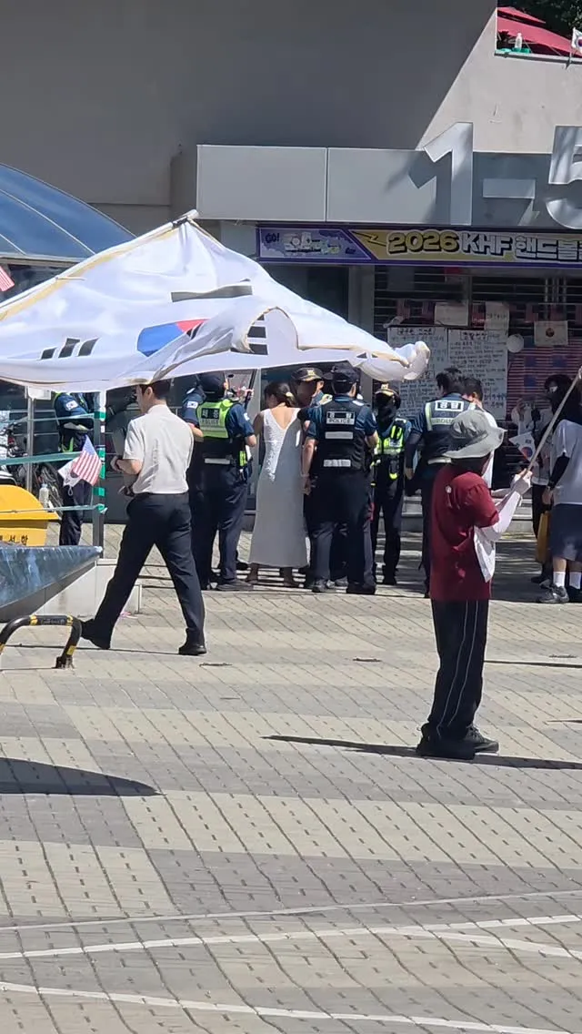 in 올공
실시간
시비가 지속적
욕설과 얼굴에 침을 뱉는 행동
고발당한 상태에요
이분을
무조건적 옹호했다면
미안합니다