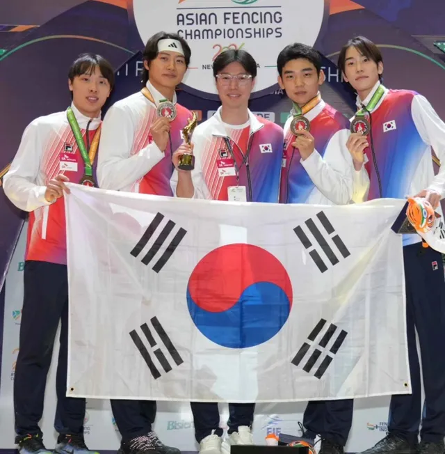 '남의 칼' 빌렸어도 백전백승...펜싱 오상욱, 亞선수권 단체전-개인전 ...

출처:오상욱 SNS(MHN 권수연 기자) 박상원 오상욱(이상 대
