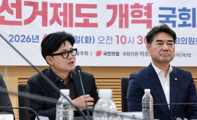 선관위 개혁 한목소리 낸 의원들…한동훈 "이 정도 무능은 부패"

23일 국회 의원회관에서 국민의힘 이성권 의원과 범시민사회단체연합이 연 '참정