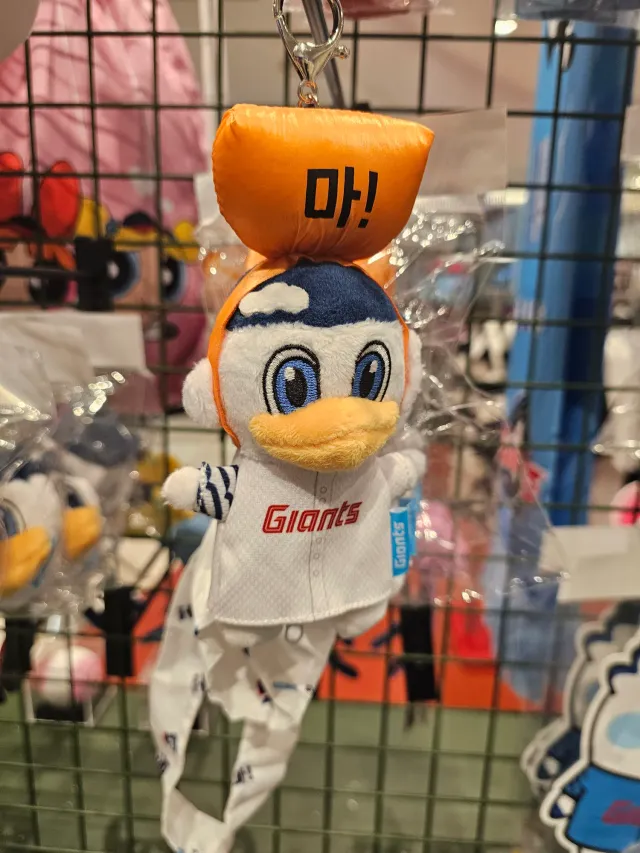 몇개 안들어왔다는 스레드보고
잠실 가는 내내 품절될까봐 
조마조마하면서 갔는데
다행히 구매 성공!!!

실물이 더 귀엽다!!