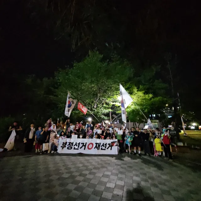 원주원주!!!
부정선거!!재선거!!당일투표!!수개표!!
사람들도 예전보다  많이 모이고 
우리 이제그만 집회가도 될거같다고 떠보니
초4아들난리다
