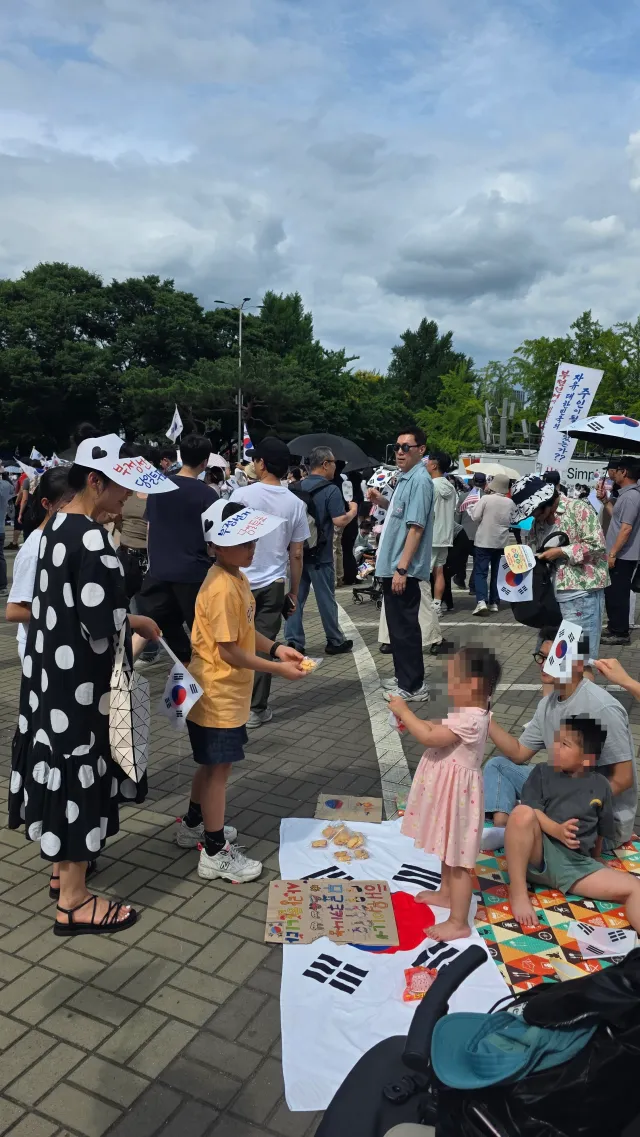 1. 집에서 직접 만든 쿠키를 나눠주는 아이
2. 경찰대신 교통 정리히는 아저씨
3. 택배 정리하는 청년들

너무 고맙습니다