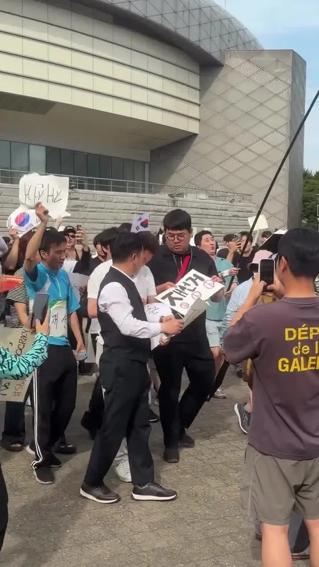 주말에 올림픽공원 다녀왔어

사진이나 뉴스로 볼 때랑 직접 와서 보는 분위기는 확실히 다르더라.

생각보다 다양한 연령대의 사람들이 각자 이유를