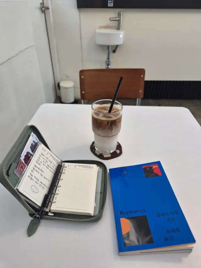 너무 답답해서 점심시간에 책 들고 카페욌는데 큰일이다.... 책 하나도 안 읽히고 그렇게 좋아하던 기록도 재미가 없다 ㅠㅠㅠㅠ.. 스레드만 계속