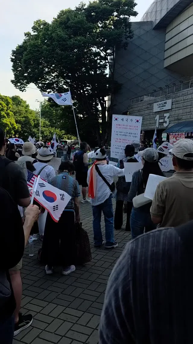 올림픽공원 다녀옴.
국민체육진흥공단에서 공원 시설물 파괴하면 시위하는 사람들에게 손해배상을 청구하신다기에
시설물들 잘 있는지 확인하고
폭력 시위