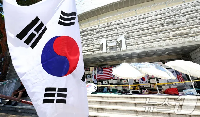이어지는 잠실 개표소 봉쇄

(서울=뉴스1) 최지환 기자 = 제9회 전국동시지방선거 투표용지 부족 사태를 규탄하는 개표소 봉쇄 시위가 이어지는 