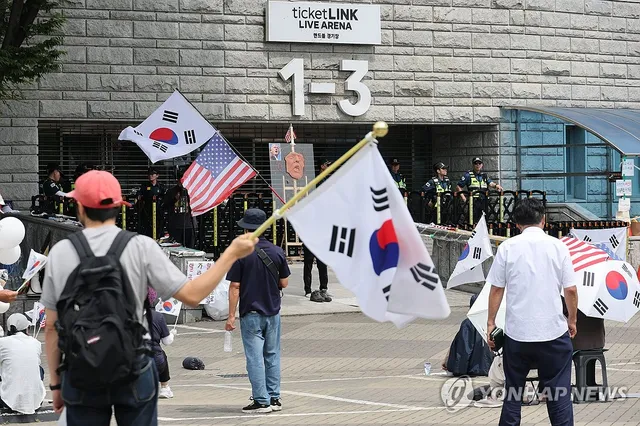 잠실 개표소 시위 현장서 경찰에게 침 뱉은 40대 체포

(서울=연합뉴스) 한지은 기자 = 서울 송파경찰서는 올림픽공원 핸드볼경기장 앞 '개표소